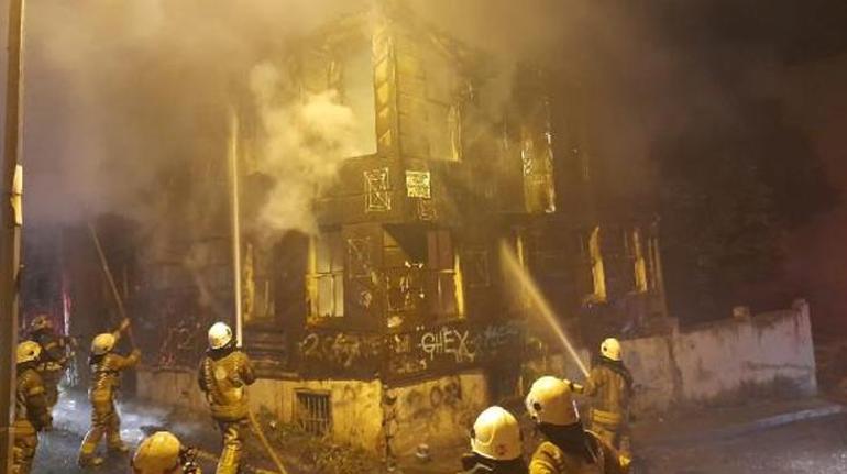 Fatihte 2 katlı ahşap bina alev alev yandı