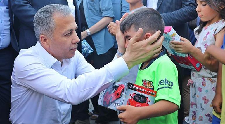 Bakan Yerlikaya depremzedeleri ziyaret etti, çocuklara oyuncak dağıttı