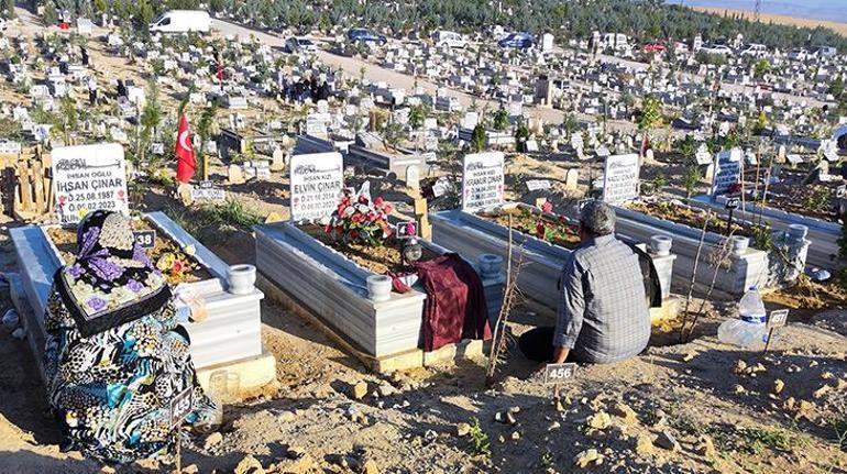Depremzedeler bayram namazı sonrası yakınlarının mezarlarını ziyaret etti