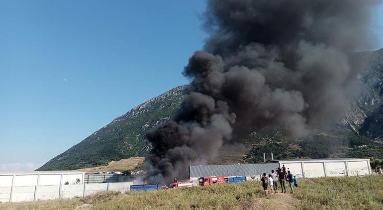 Manisada hurdalıkta çıkan yangın korkuttu