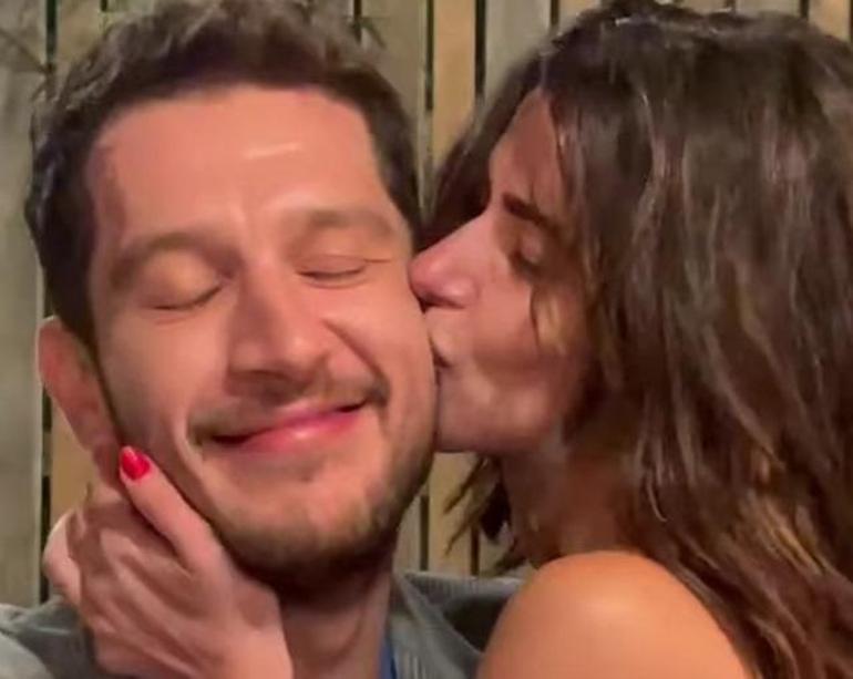Nesrin Cavadzade Uraz Kaygılaroğlu’nu öpücüklere boğdu Doğum günü kutlaması olay oldu