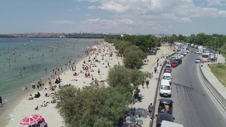 Kurban Bayramının 3. gününde Menekşe Plajı doldu taştı