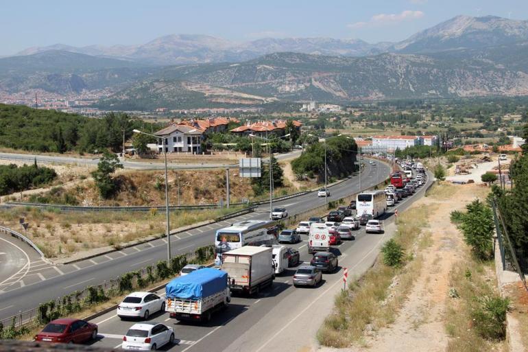 Tatilcilerin dönüş yolculuğu başladı Yollarda son durum