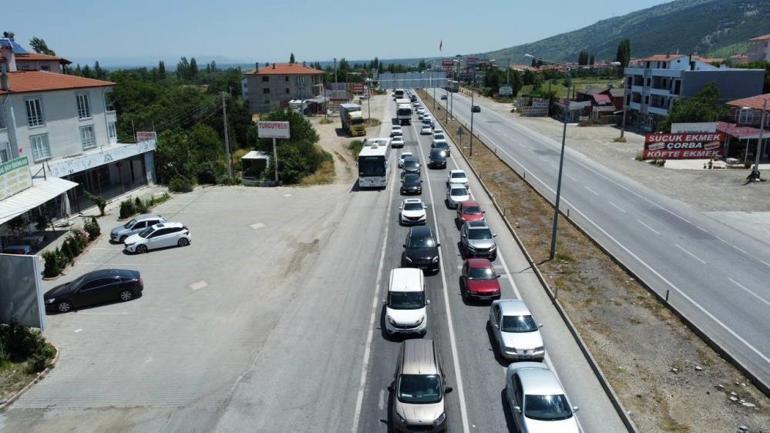 Tatilin son gönü dönüş trafiği: 3 noktada zincirleme kaza İstanbul yönü ulaşıma kapalı