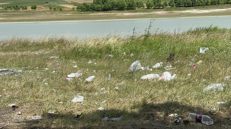 İstanbul’da piknikçilerden geriye çöp yığını kaldı