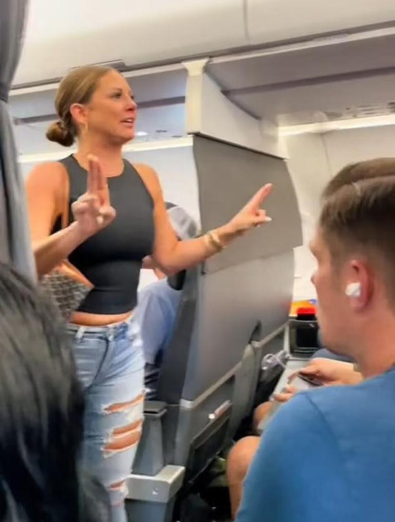 Uçakta şok anlar Küfürler yağdırıp olmayan bir yolcuyu gösterdi