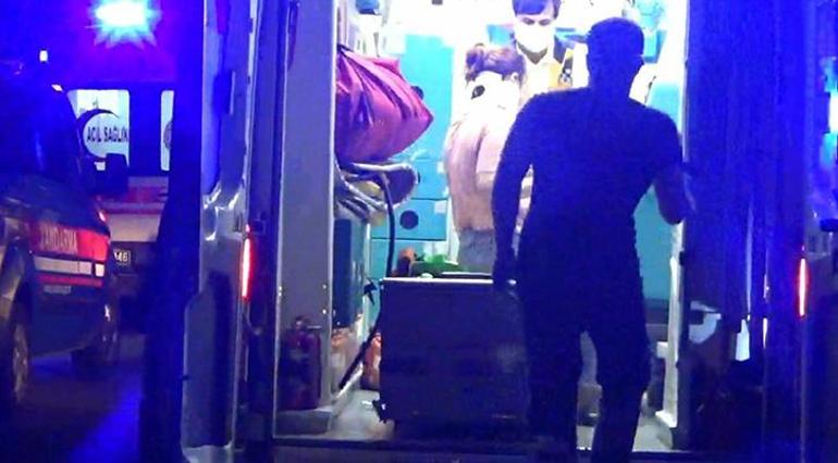 Çanakkalede iki otomobil kafa kafaya çarpıştı Yaralılar var