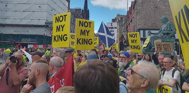 İngiltere Kralı 3. Charles’ın İskoçya ziyaretini protesto eden yüzlerce kişi sokağa döküldü