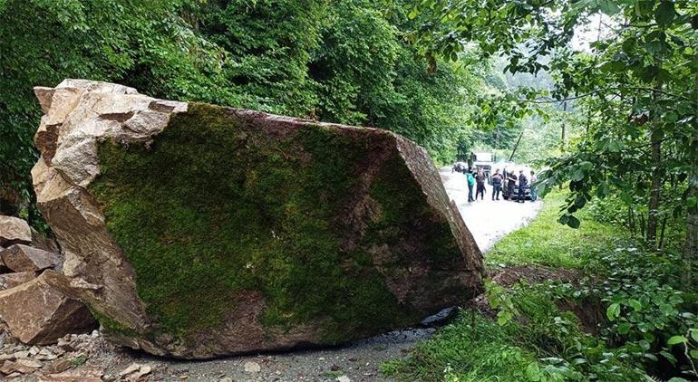 Rizede heyelan paniği Dev kaya yolu kapattı