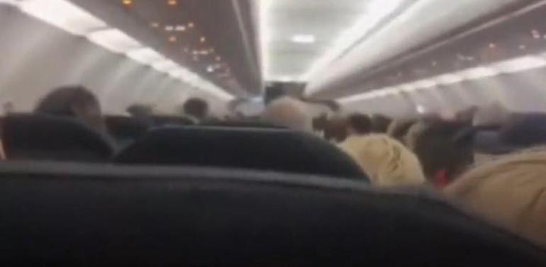 Pilottan Uçağı terk edin anonsu Teklifi duyan yolcular çıkışa yöneldi