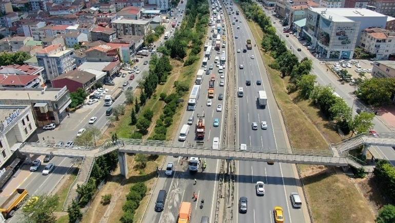 Sultanbeyli TEMde hafriyat kamyonunun damperi üst geçide çarptı