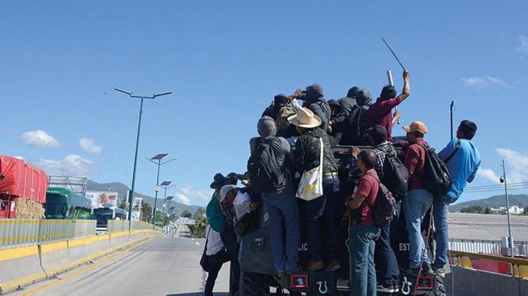 Meksikada protestocular polisleri rehin aldı Şehirde sokağa çıkma yasağı ilan edildi