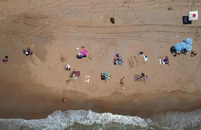 El Nino sıcakları etkisini göstermeye başladı, vatandaşlar halk plajına koştu
