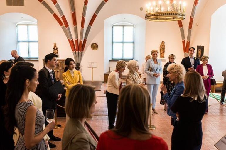 Emine Erdoğandan Litvanyada tarihi simgeye ziyaret