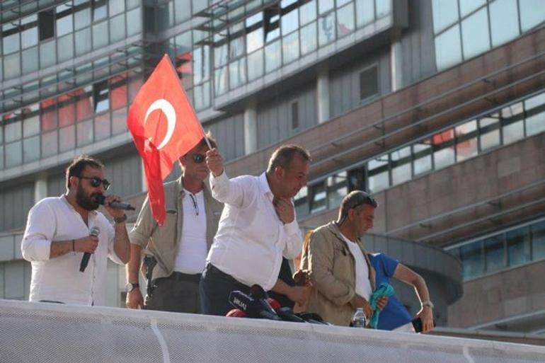 Tanju Özcan CHP Genel Merkezi önünde Koltuk sevdalısı Kılıçdaroğlu sana koltuk getirdim