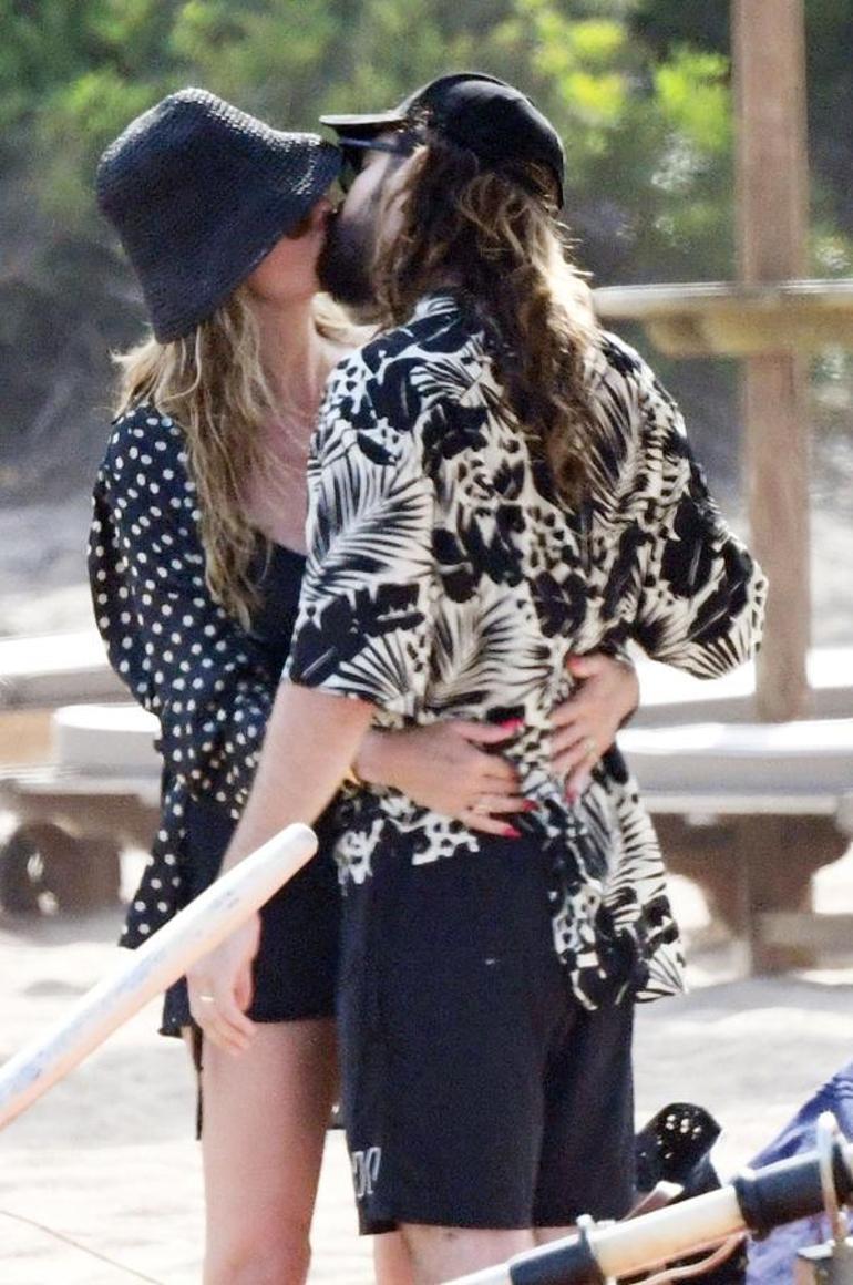 Heidi Klum ile Tom Kaulitzin romantik anları Ünlü model üstsüz güneşlendi