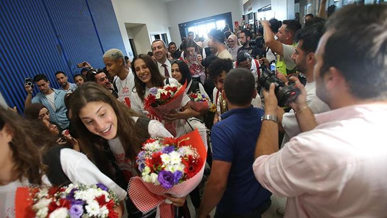 FIVB Milletler Liginde şampiyon olan Filenin Sultanları Türkiyeye döndü