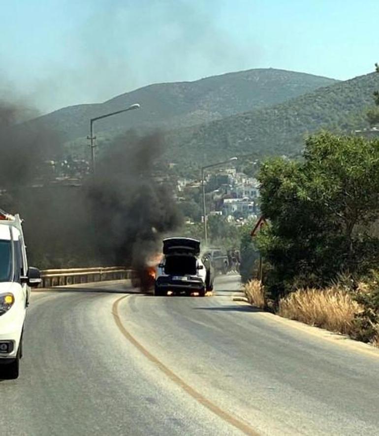 Otomobildeki yangın, ormana sıçramadan söndürüldü