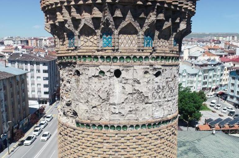 Tarihi minarenin kayıp yazıları bisküviden çıktı