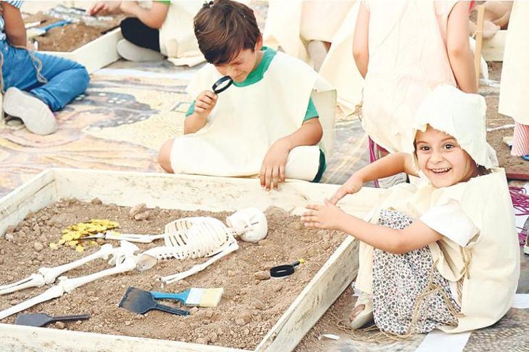 Çocuk arkeologlar yaşayarak öğrendi
