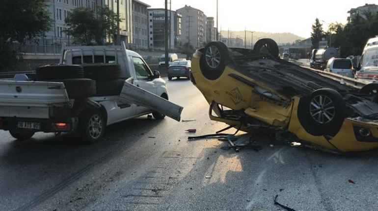 Kamyonetle çarpışan ticari taksi takla attı