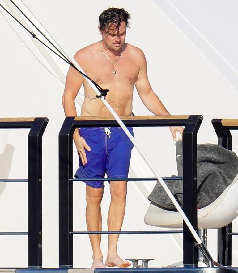 Tobey Maguire ile Leonardo DiCaprionun yat keyfi Bikinili güzeller dikkat çekti