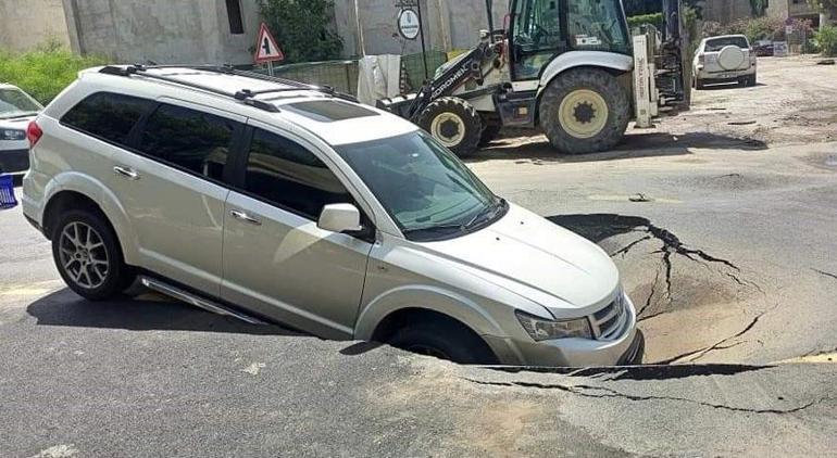 Bodrum’da asfalt yarıldı, içine araç düştü