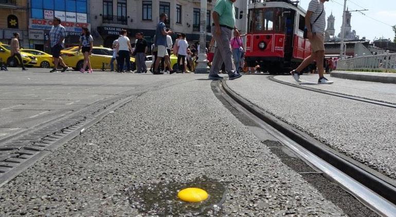 Taksim Meydanı’nda asfaltta yumurta pişirip ekmek banarak yedi