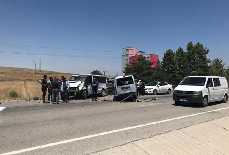 3 aracın karıştığı zincirleme kaza Yaralılar sıcak havadan böyle korundu