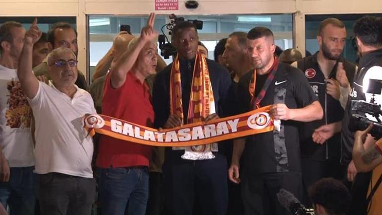 Galatasarayın yeni transferi Wilfried Zaha, İstanbula geldi Taraftarlardan görkemli karşılama