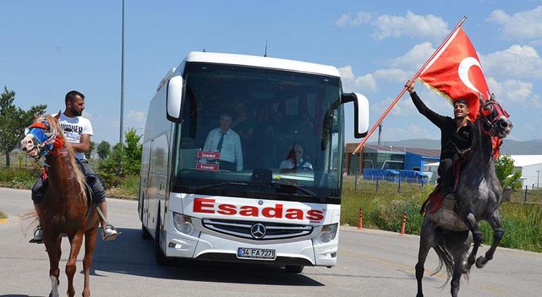 Erzuruma Endonezyalı gelin Otobüsü atlı ciritçiler karşıladı