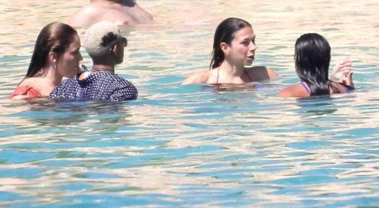 Filenin Sultanları tatile devam ediyor Melissa Vargas denize gömlekle girdi