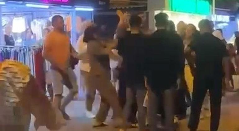 Kadınların saç baş kavgası Araya girenler ayıramadı
