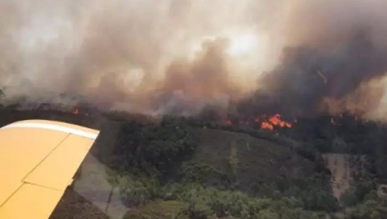 Yunanistanda yangın mühimmat deposuna ulaştı Patlamaya canlı yayında yakalandılar