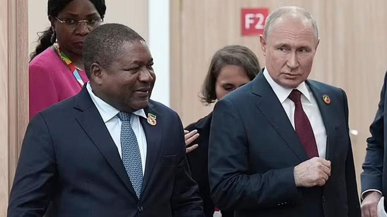 Afrikalı diplomattan Putinli gömlek Zirvede ilginç görüntü