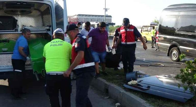 Tur minibüsü TIRa arkadan çarptı 2 ölü, 6sı ağır 10 yaralı