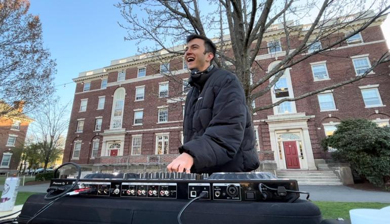 Çin’de 2 yıl kaldı, hayatı değişti Harvardlı Türk DJin muhteşem başarısı