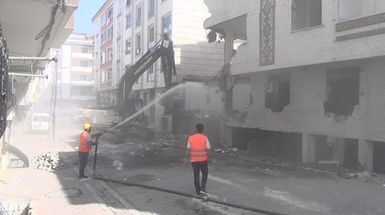 Kendiliğinden çökebileceği tespit edilen binalar İstanbulda yıkılıyor