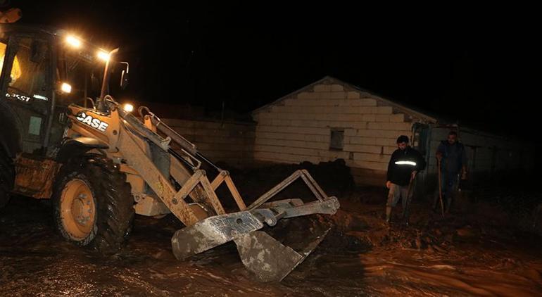 Vanda sel Bakan Yerlikaya, Vali Balcıdan bilgi aldı