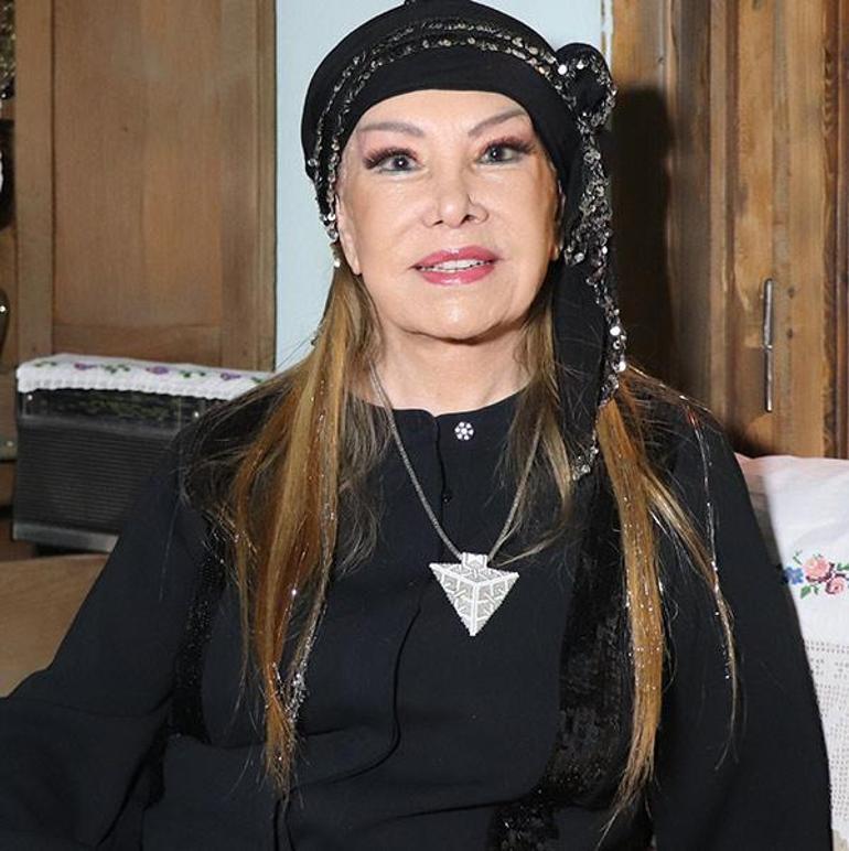 81 yaşında bıçak altına yatmıştı Bedia Akartürk estetik sonrası ilk kez sahnede
