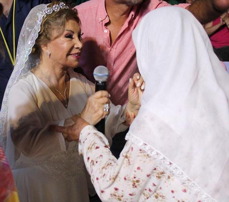 81 yaşında bıçak altına yatmıştı Bedia Akartürk estetik sonrası ilk kez sahnede