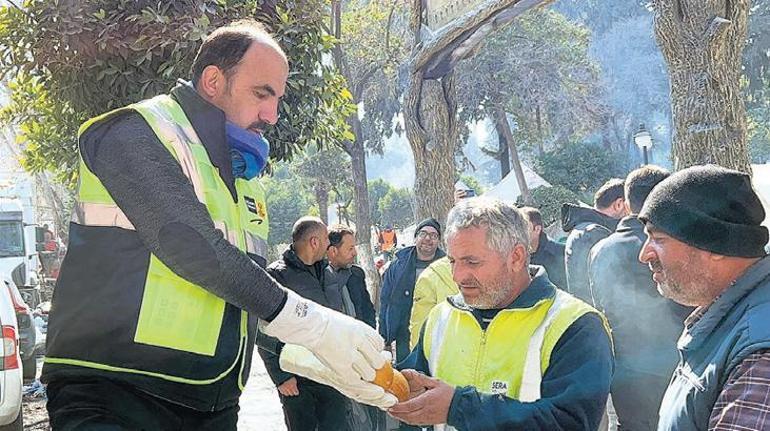 Deprem bölgesinde gönüllere girdi