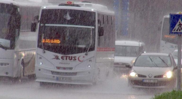 Edirneyi şiddetli sağanak vurdu Ağaçlar devrildi, yollar göle döndü