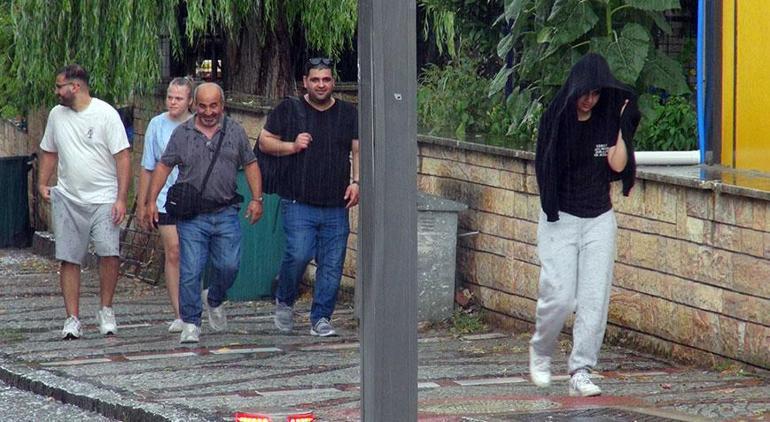 Edirneyi şiddetli sağanak vurdu Ağaçlar devrildi, yollar göle döndü