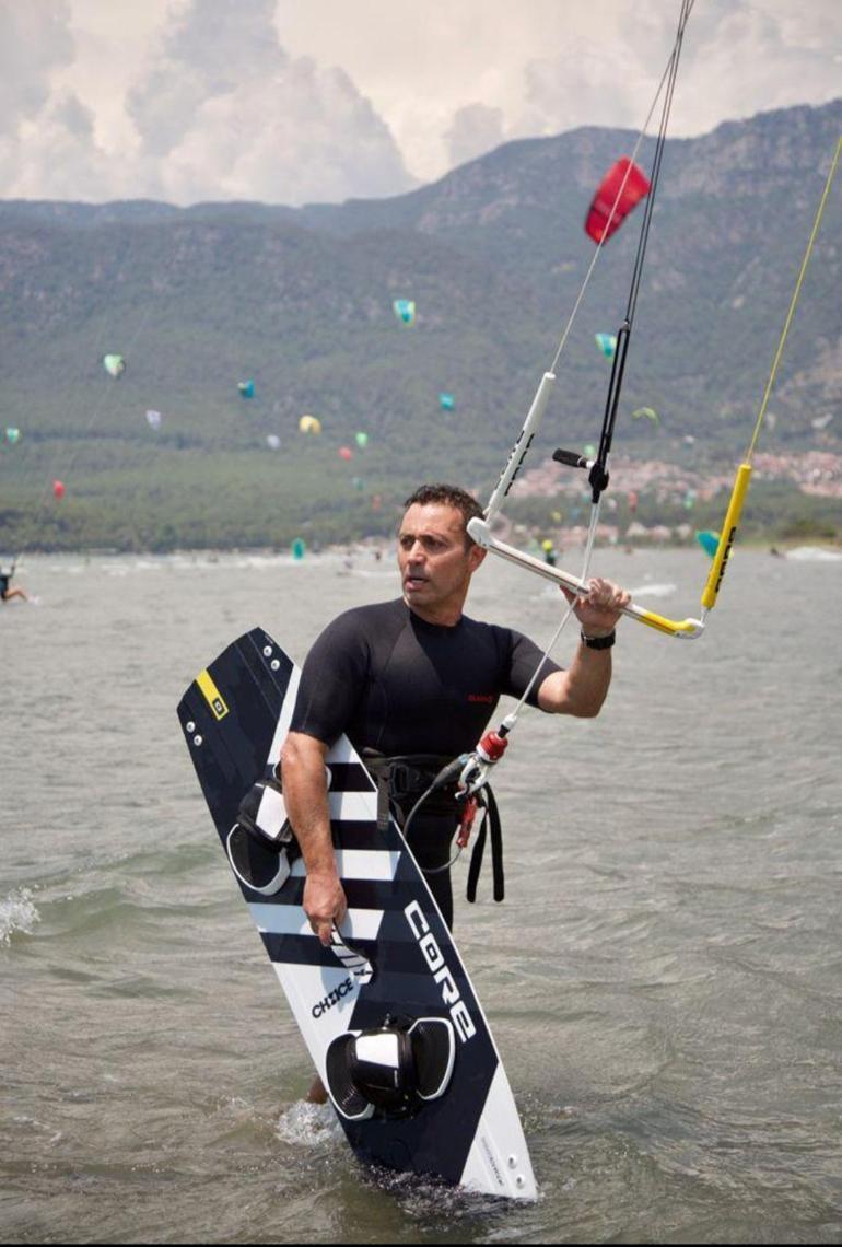Mustafa Sandalın sörf keyfi Karın kasları dikkat çekti