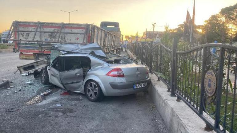 Bursada korkunç kaza... Otomobil, TIRa çarptı: 4 ölü, 2 yaralı