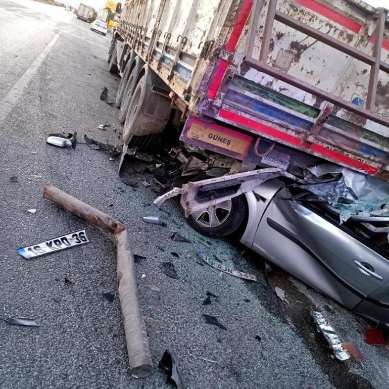 Bursada korkunç kaza... Otomobil, TIRa çarptı: 4 ölü, 2 yaralı