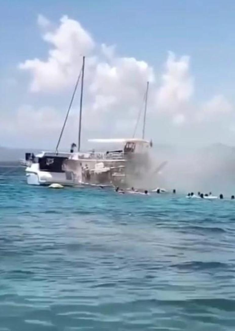 İzmirde tur teknesi yandı, yolcular denize atladı