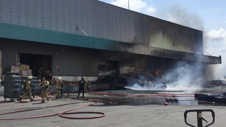 Son dakika: Kocaelinde zincir marketin ana deposu yandı