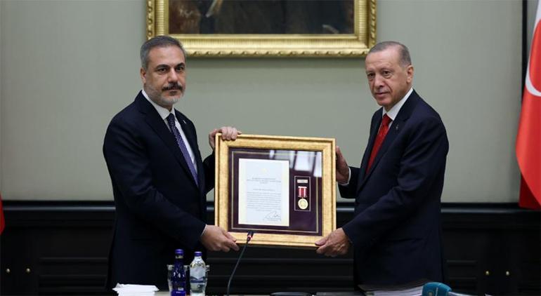 MGKda dikkat çeken anlar Erdoğandan Hakan Fidana üstün hizmet madalyası